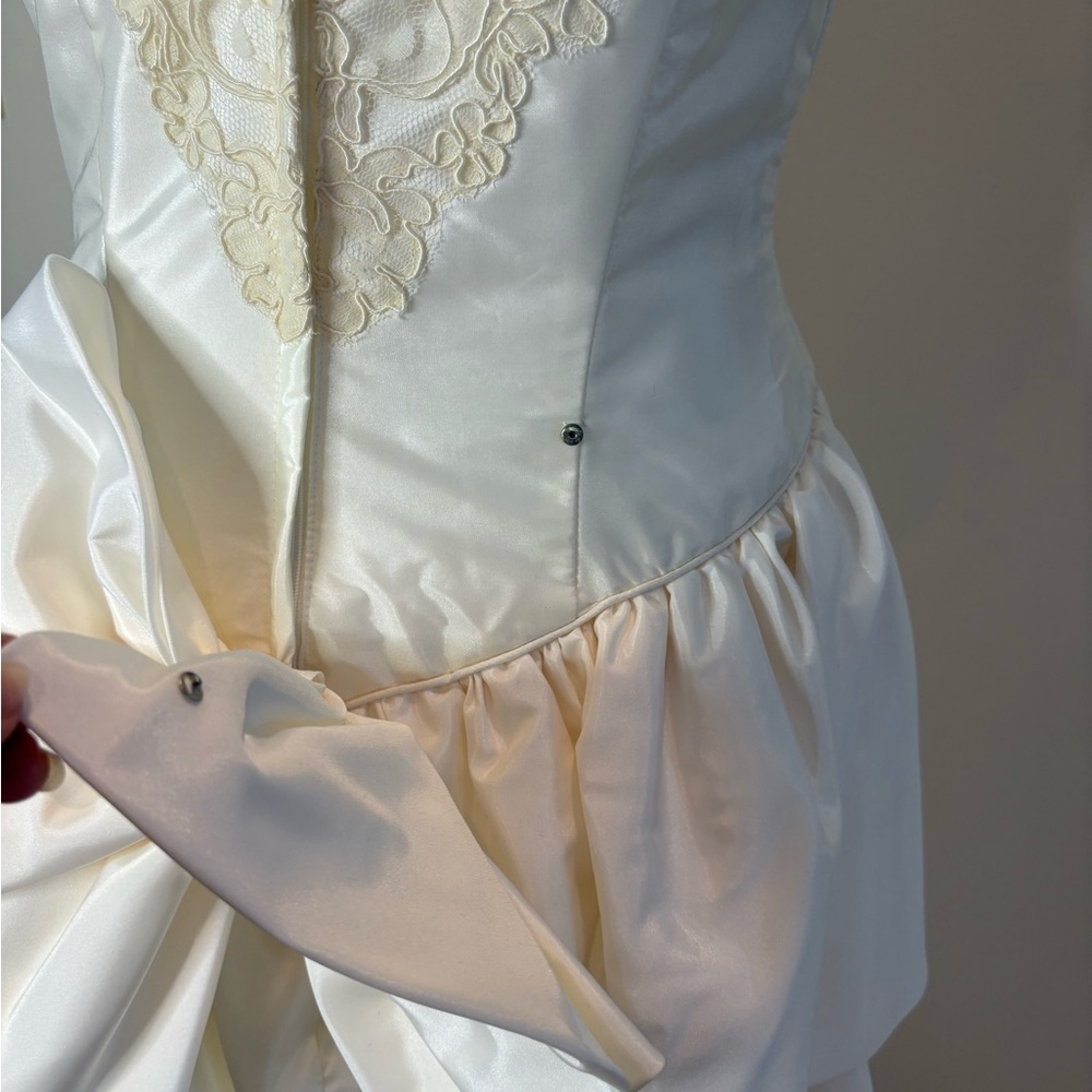 White Satin Look Wedding Dress with Romantic Lace Details. Vintage. Size 8 - Picture 15 of 16